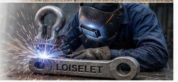 Lasser aan het werk op een stalen sluiting